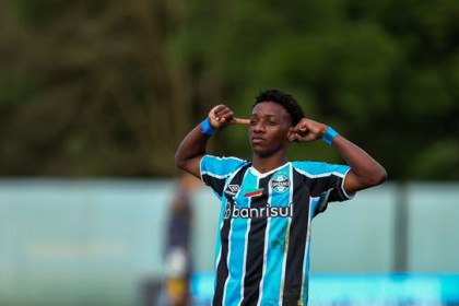 Jovem campista na mira do Chelsea assina primeiro contrato profissional pelo Grêmio