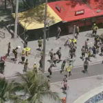 Torcedores do Peñarol confrontam policiais, ateiam fogo em veículos e atacam banhistas no Rio