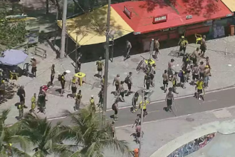Torcedores do Peñarol confrontam policiais, ateiam fogo em veículos e atacam banhistas no Rio