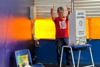 Professor Jefferson vota no Ciep da Lapa e diz que acredita num segundo turno