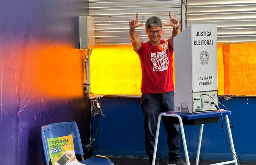 Professor Jefferson vota no Ciep da Lapa e diz que acredita num segundo turno