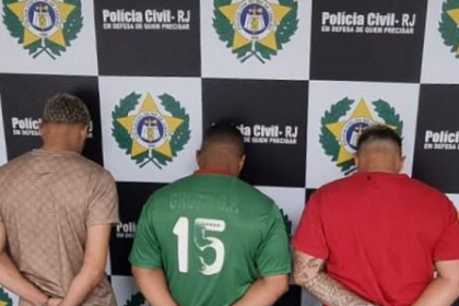 Polícia prende três traficantes e apreende veículo utilizado para distribuição de drogas, em Macaé