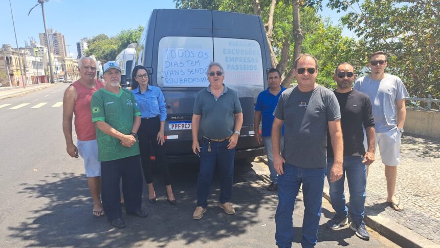 Proprietários de vans fazem manifestação em Campos e pedem segurança durante viagens ao Rio