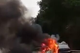 Acidente entre quatro carros deixa veículos em chamas na BR-101 