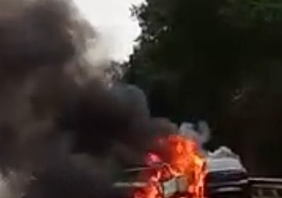 Acidente entre quatro carros deixa veículos em chamas na BR-101 