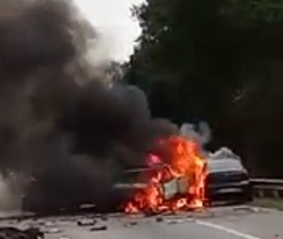 Acidente entre quatro carros deixa veículos em chamas na BR-101 