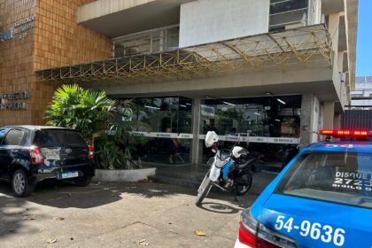 Criminosos encapuzados invadem residência e roubam cerca de 4 mil reais na Baixada Campista