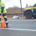 Mulher morre após ser atropelada por carro na BR-101, em Campos