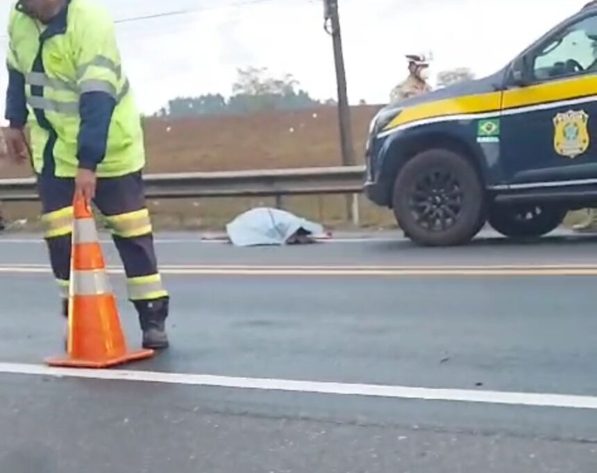 Mulher morre após ser atropelada por carro na BR-101, em Campos