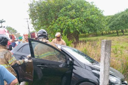 Duas pessoas ficam feridas em acidente entre três veículos na BR-101, em frente ao Shopping Estrada