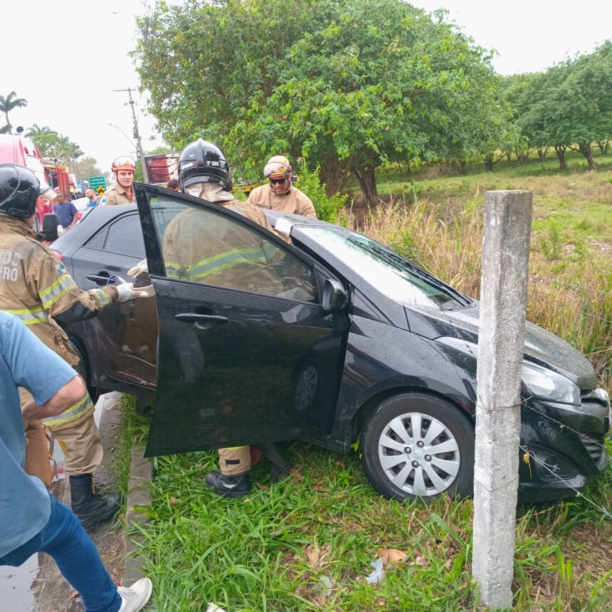 Duas pessoas ficam feridas em acidente entre três veículos na BR-101, em frente ao Shopping Estrada