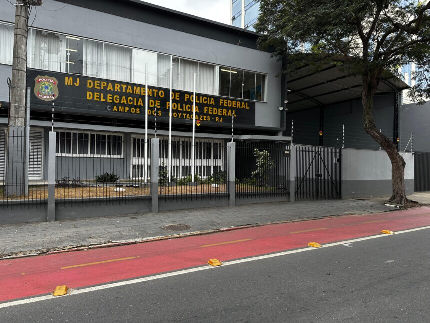 PF apreende R$ 500 mil em espécie durante abordagem a duas mulheres em Campos PF apreende R$ 500 mil em espécie durante abordagem a duas mulheres em Campos
