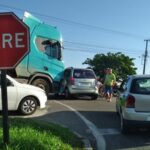 Acidente entre carreta e carro é registrado em “rota única” de saída do Shopping Estrada