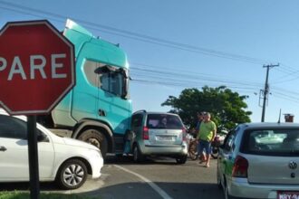 Acidente entre carreta e carro é registrado em “rota única” de saída do Shopping Estrada
