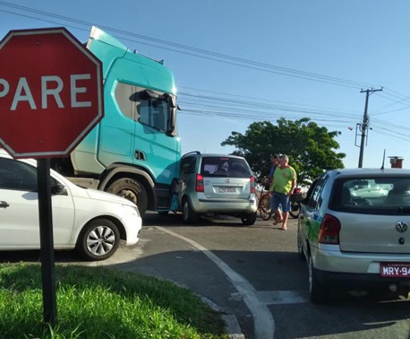 Acidente entre carreta e carro é registrado em “rota única” de saída do Shopping Estrada