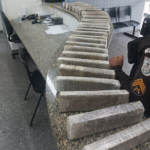 PM apreende mais de 30 kg de maconha dentro de mochila, em Campos