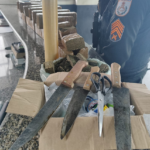 Polícia Militar apreende cerca de 20 kg de maconha dentro de olaria desativada, em Campos