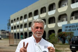 Buscando mais um mandato, Armando Carneiro vota em Quissamã