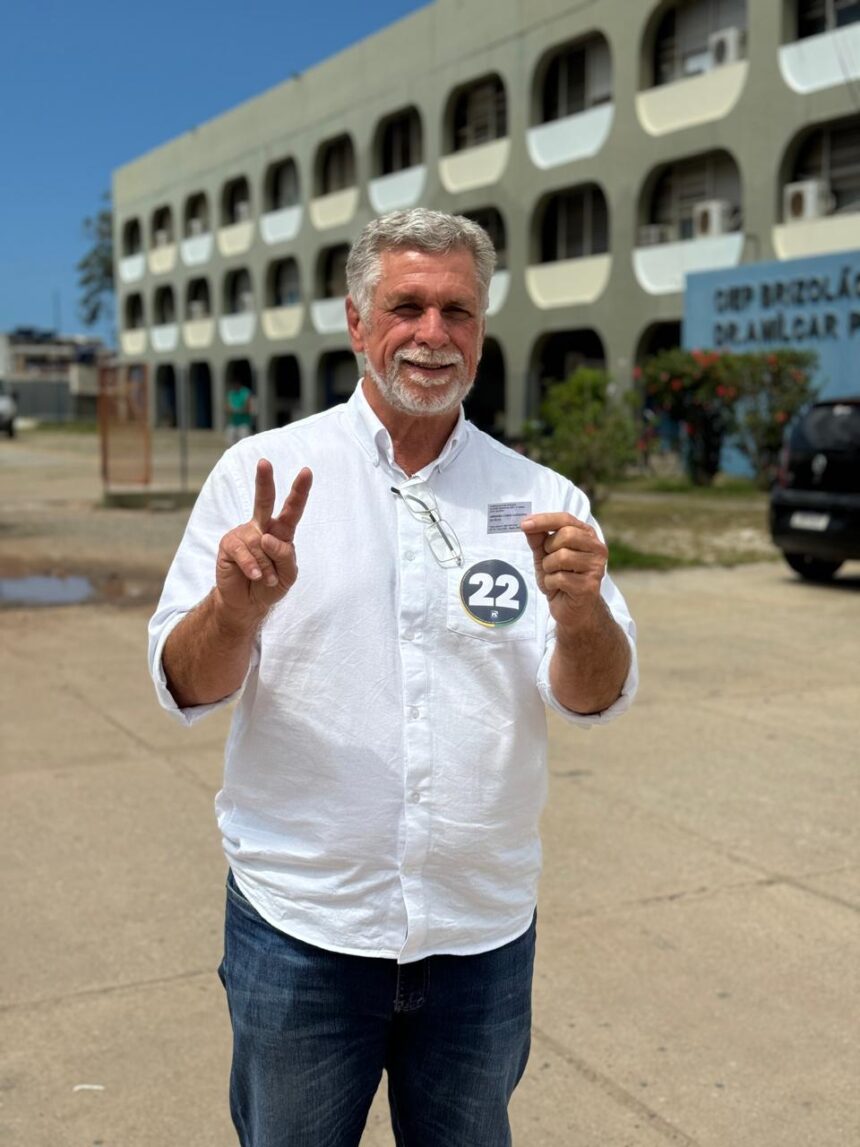 Buscando mais um mandato, Armando Carneiro vota em Quissamã