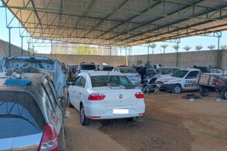 Funcionários de ferro-velho são presos em Campos após polícia encontrar carros roubados e furto de energia