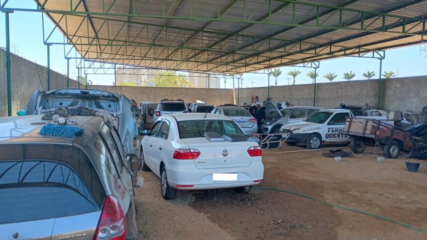Funcionários de ferro-velho são presos em Campos após polícia encontrar carros roubados e furto de energia