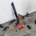 Diversas armas são apreendidas após homens tentarem atirar contra viatura em Campos