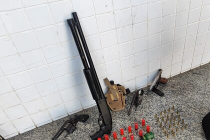 Diversas armas são apreendidas após homens tentarem atirar contra viatura em Campos