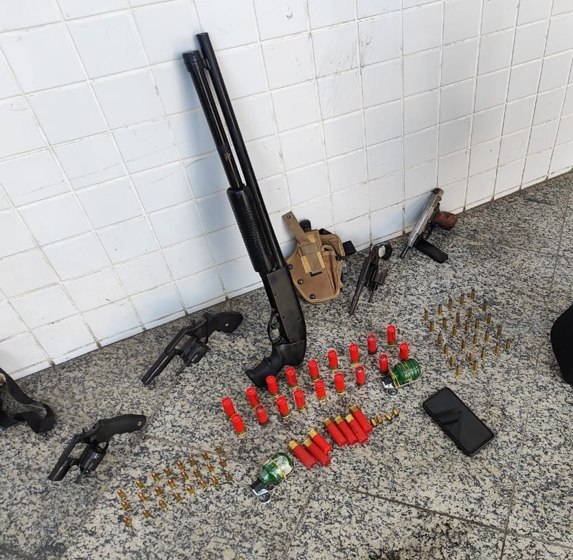 Diversas armas são apreendidas após homens tentarem atirar contra viatura em Campos