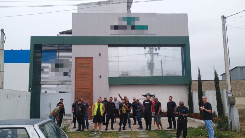 Ex-vigilantes de empresa de segurança cobram salários atrasados e direitos trabalhistas, em Campos