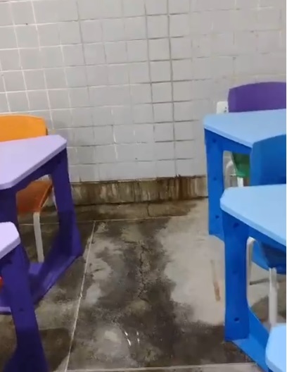 Chuvas alagam sala de aula em escola municipal de Campos
