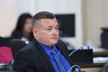 Sem fazer campanha e pedindo voto para outro candidato, Thiago Virgílio fez mais de 1.300 votos
