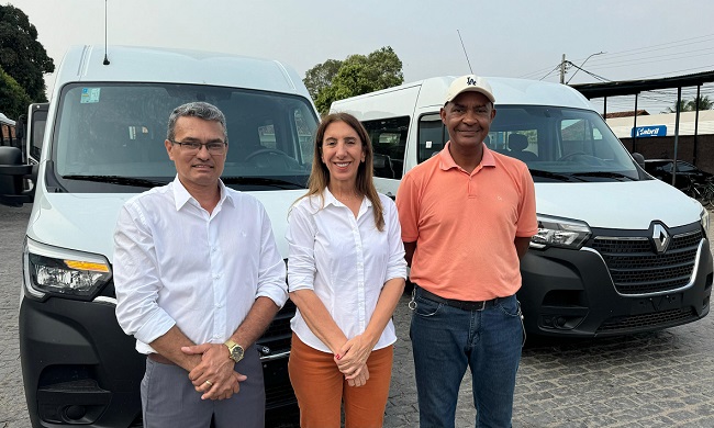 Quissamã reforça frota da Saúde com duas novas vans para transporte de pacientes