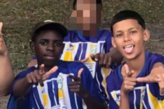 Vingança do tráfico, tiros na cabeça e comoção no bairro: o que se sabe até agora dos assassinatos de dois adolescentes em Campos