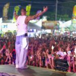 Léo Santana fecha ExpoBarra 2024 com show para 70 mil pessoas