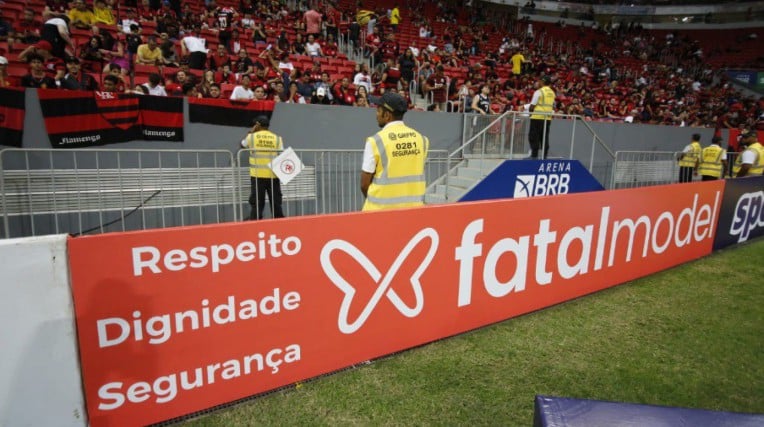Anúncios de acompanhantes em espaços e eventos públicos podem ser proibidos no Rio