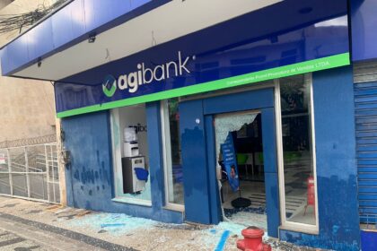 Homem é preso em flagrante após vandalizar agência bancária no Centro de Campos