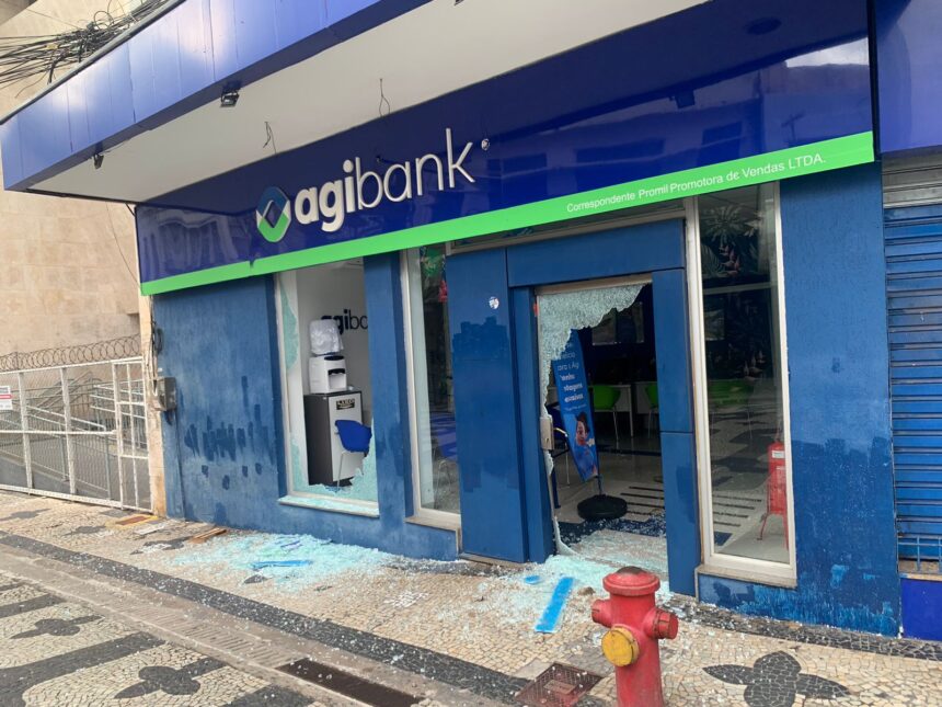 Homem é preso em flagrante após vandalizar agência bancária no Centro de Campos