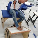 Alan Pontes, que nasceu sem os braços e escreve com os pés, recebe cadeira adaptada