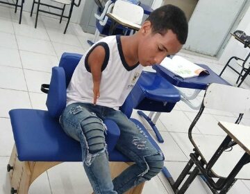 Alan Pontes, que nasceu sem os braços e escreve com os pés, recebe cadeira adaptada