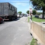 Prefeito não cumpre promessa e barreiras de acesso ao Shopping Estrada irão permanecer