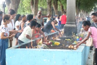 Milhares de pessoas visitam os cemitérios de Campos no Dia de Finados