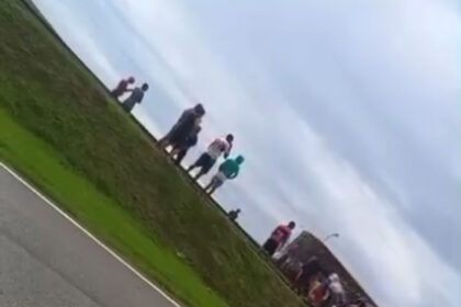 Caminhão que transportava carne tomba na BR-101, em Campos, e tem carga saqueada