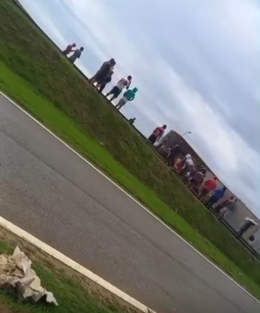 Caminhão que transportava carne tomba na BR-101, em Campos, e tem carga saqueada