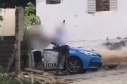 Viatura depredada, policiais cercados e homem preso durante confusão em São Fidélis