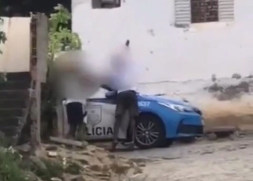 Viatura depredada, policiais cercados e homem preso durante confusão em São Fidélis