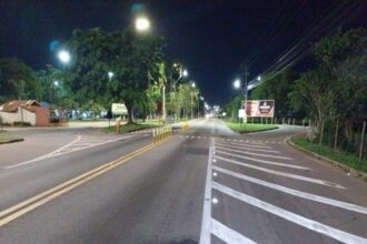 Tachões redutores de velocidade são instalados na BR-101 em frente ao Shopping Estrada