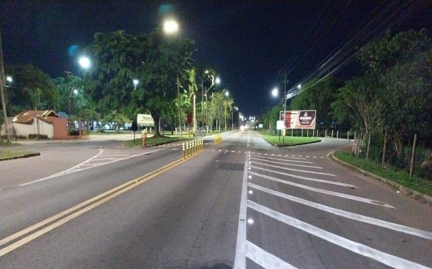 Tachões redutores de velocidade são instalados na BR-101 em frente ao Shopping Estrada