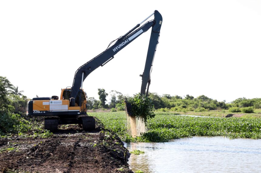 Quissamã realiza limpeza periódica do Canal Campos/Macaé