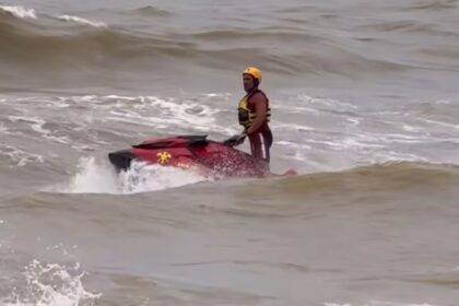 Bombeiros socorrem jovem que se afogou na Praia de Grussaí, em SJB