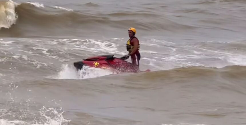 Bombeiros socorrem jovem que se afogou na Praia de Grussaí, em SJB